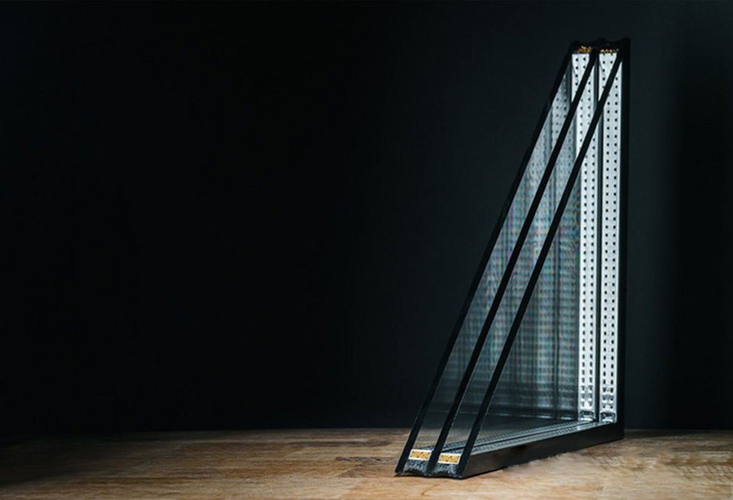 How much energy can insulating glass save compared to ordinary glass?