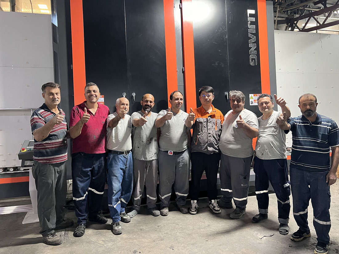 1730344449629325.jpg eastglaz--lijiang-glass-equipment-is-recognized-by-foreign-customers-1.jpg